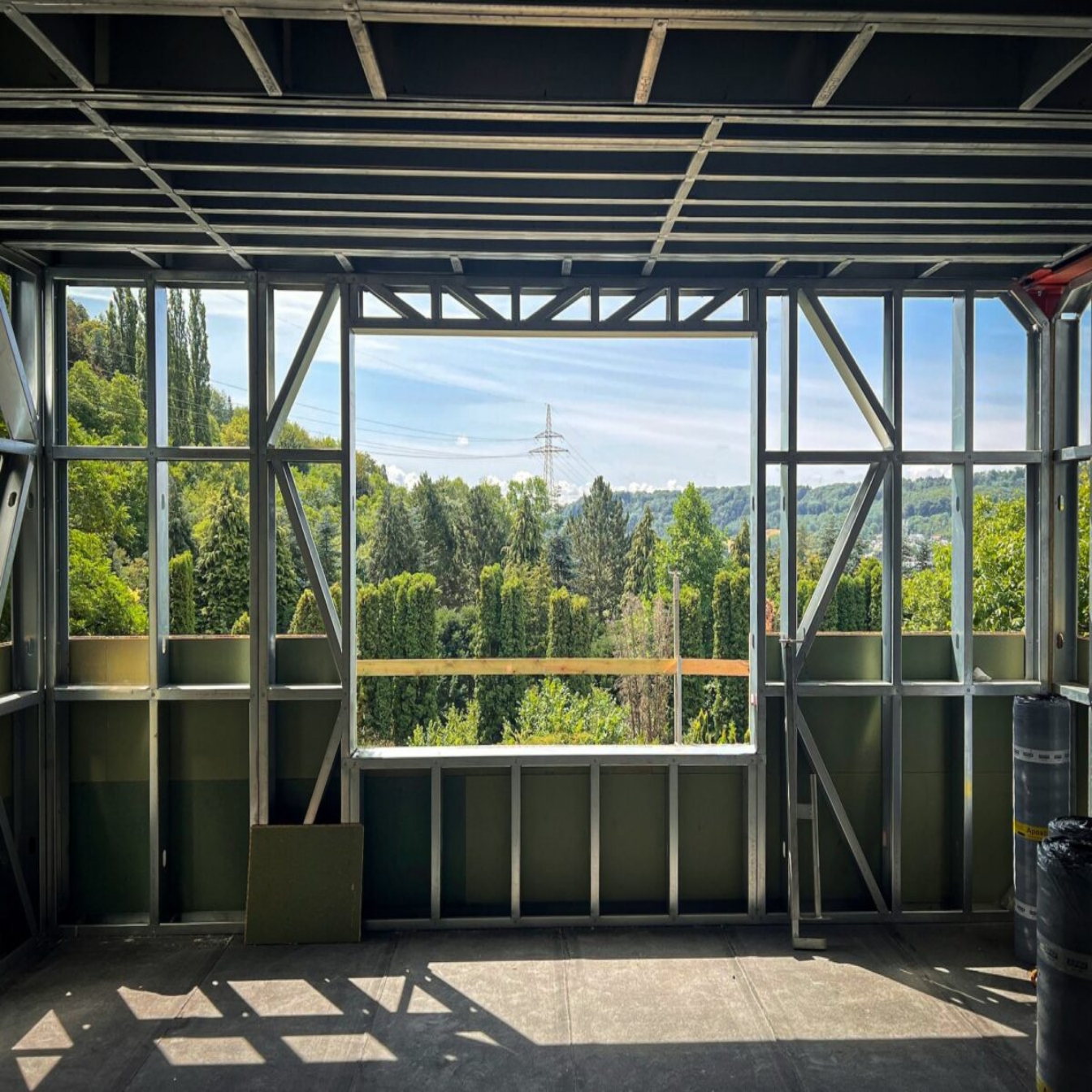 Fastwall - projects house - window open with a forest view - steelframe construction site - ossature métallique - staalframe