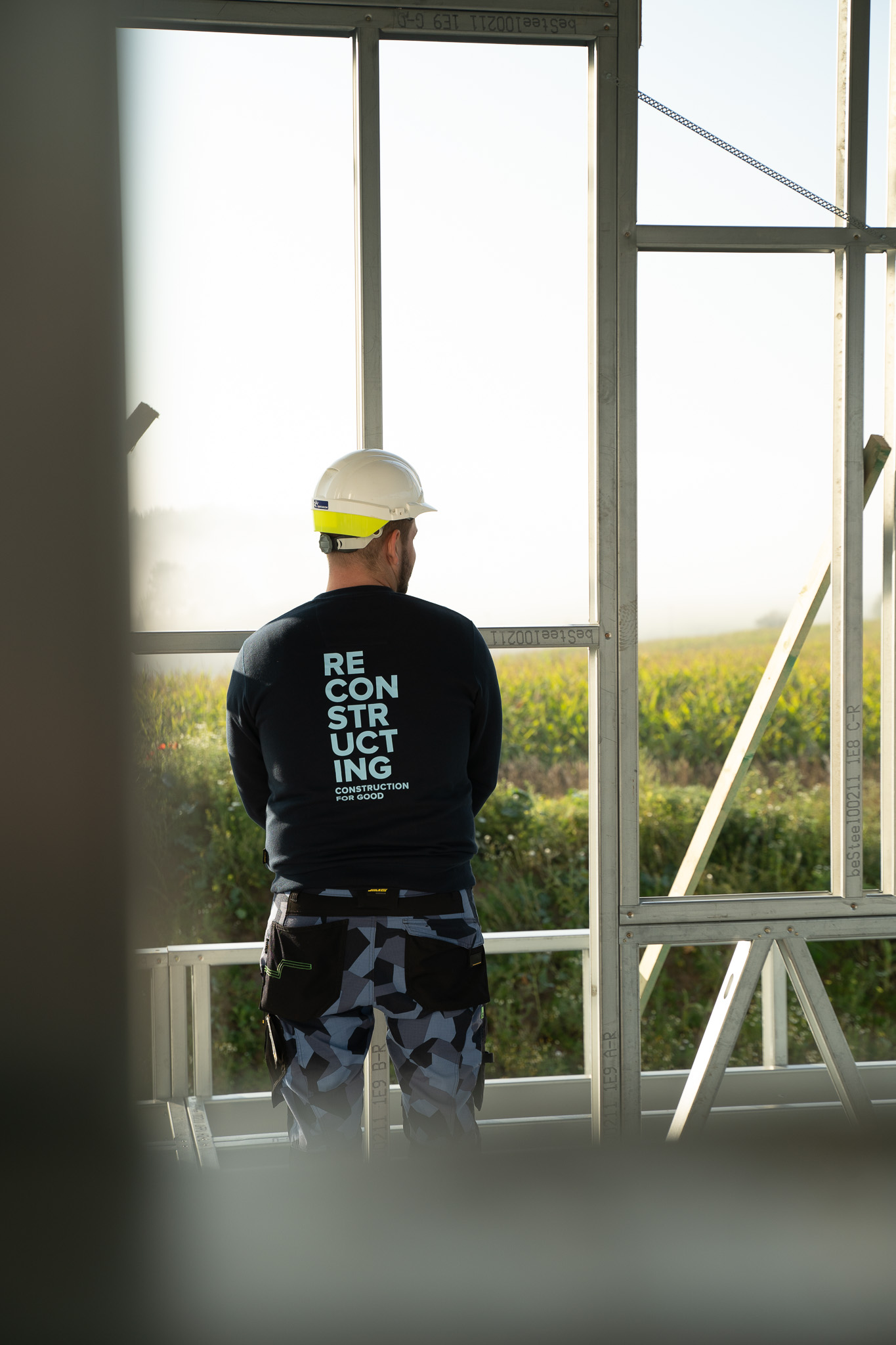 beSteel worker - construction site - back - steelframe background and view